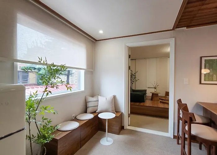 Monarch Stay,jongno, Anguk,4 Guest,2br,bukchon Hanok Village,changdeokgung Palace,gyeongbokgung Palace,ddp,myeongdong *